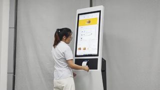 Quiosco de autoservicio con pantalla táctil de 32 pulgadas con impresora
