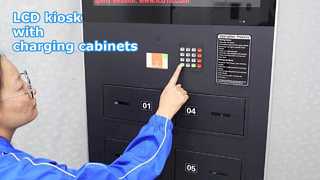 La señalización inteligente de 43 pulgadas carga teléfonos