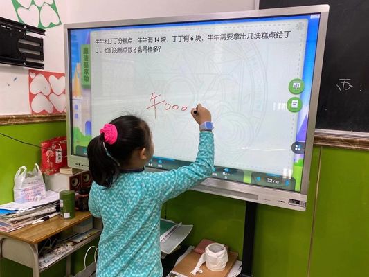 86&quot; pantalla LCD táctil incorporada Whiteboard del micrófono de la sala de clase
